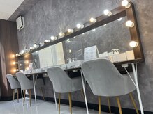 ミントラッシュ 千葉店の雰囲気（女優鏡のような大きなで鏡メイク直しも◎お出かけ前の施術も◎）