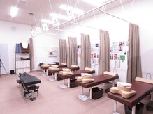 亀田名倉堂鍼灸接骨院の雰囲気（清潔感があり広々とした雰囲気です。）