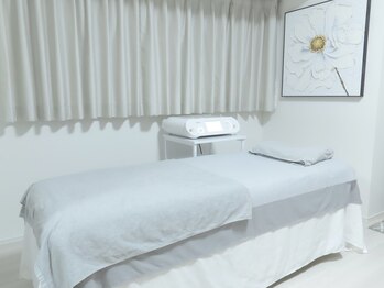 オンケイ(Onkei)/白とグレーを基調に彩られた店内