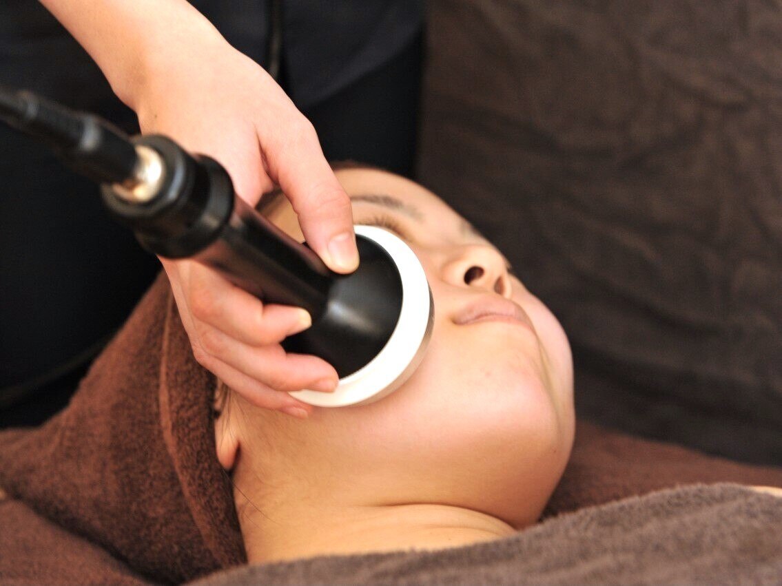 【二重あご大改善】小顔マシン＋小顔リンパマッサージ　50分12100円→3980円