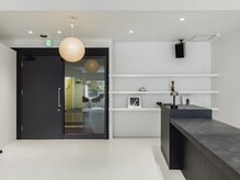 ヨイン(YOIEN)の雰囲気(大きな窓から光が差し込み明るく開放的な空間です。)