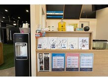 スマートストレッチ 太田店(SMART STRETCH)/受付にはアスリートのサインが有