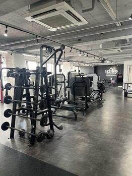 ライジング 武庫之荘店の写真/白と黒のスタイリッシュな内装！土足OKでお気に入りのシューズでトレーニング◎駅近だから通いやすい♪
