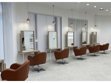 ヘアメニューはもちろんまつ毛メニューとの同時施術が可能◯