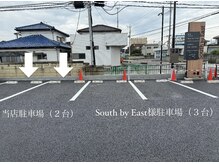 駐車場は手前から3台空けて2台TIANAお客様駐車場になります