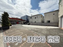 正面が駐車場で左側の色が変わっている三角スペースが駐輪場です