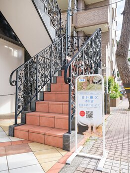 おや優び 市川店/こちらの階段を上って2階奥