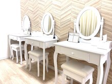 カンゴールビューティーサロン まつげ アルプラザ高槻店(KANGOL BEAUTY SALON)の雰囲気（メイクルーム完備♪ヘアアイロン、メイク用品もございます）