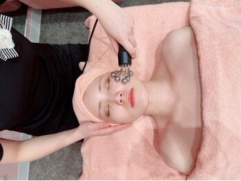 ミランダ 福岡天神店(MIRANDA)の写真/【小顔コルギ＋最新フェイスEMS★￥6800】EMSでお顔の筋トレ！凝りまでほぐすので首まで細く長く見せます♪