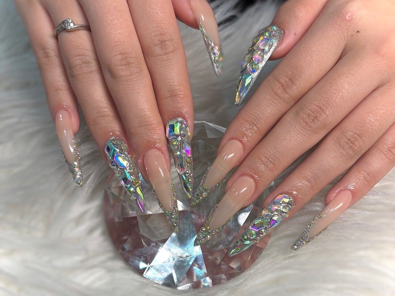 2025年-2026年冬トレンド】オーロラストーンのネイルデザイン集｜人気