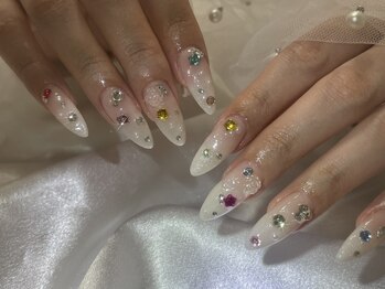 キキ(kiki)/キラキラ宝石ネイル