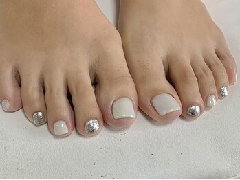 ミナネイル(mina-nail)/シンプル可愛く白×シルバー