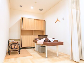 ほねキング 越谷駅西口整骨院/明るい施術室♪