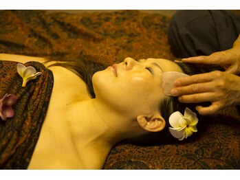 アール ピースア(R pii-suer)/アロマオイルマッサージ顔カッサ