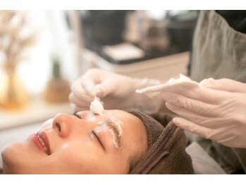 ピンキー 中野(pinky)の写真/眉の形を整える眉毛WAX、毛流れ矯正のハリウッドブロウリフトとお顔脱毛の同時施術が可能◎