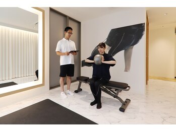 アピロス 元町店(apeiros)の写真/【ダイエットにも最適!】20分で約3時間分の筋トレ効果!EMSパーソナルジムで太りにくい体にチェンジ!
