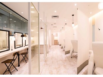 エミーレ 栄ラシック店(emile)/清潔感のあるサロン店内