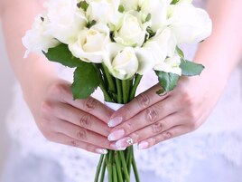 指先を美しく魅せる花嫁ネイル