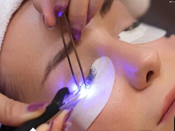ダイヤモンドアイズ 横浜ルミネ店(DIAMOND EYES)の写真/【LED導入!】まつエク初めての方にもおススメ◎LEDで持続力×低刺激×高技術で1か月後もキレイなまつ毛へ♪