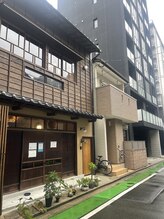 リベル(Liber)/店舗の通りには古民家もあります