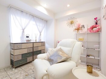 ワンツースリー(No.123)の写真/完全個室★【フラットラッシュ120本5500円】白を基調とした落ち着いた空間でくつろぎながら可愛い目元へ♪