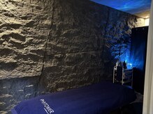 アルグブルー(ALGUE-BLUE)の雰囲気(青の洞窟◇重厚な岩壁と青のライティングが美しい半個室ルーム♪)