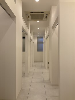 ブルー 松山店(BLV)/清潔感ある広々とした空間を演出