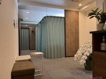 はり・きゅうサロンHari-Bo 銀座新富町【鍼灸/ヘッドスパ/マッサージ/肩こり/美容鍼】の雰囲気（店内は静かで落ち着いた雰囲気でリラックスしていただけます。）