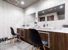 ピットネス 高石店(Pitness)の雰囲気（男女別落ち着いた色合いで清潔感のあるシャワー付き更衣室。）