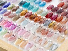 豊富なパーツとカラーバリエーションでお客様に指先を彩ります