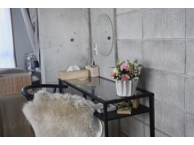 ロウエン(LAUEN)/ドレッサーでメイク直しできます