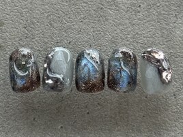 見え隠れするブルー光沢