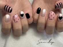 スノー ドロップ(Snow drop)/ピンク×黒で甘辛ネイル
