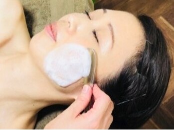 ブルーオンピンク(BLUEonPINK)の写真/【当店人気】お顔そりシェービング&肩デコルテリンパ&ドライヘッドスパでぷるモチ肌&スッキリ小顔をGET◎