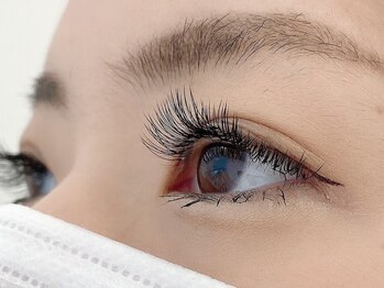 コア バイ サラ 九大学研都市店(koa by SARA)の写真/「フラットマットラッシュ」は断面積が小さい特殊な形状で、羽のように軽く自まつげへの負担が少ない♪