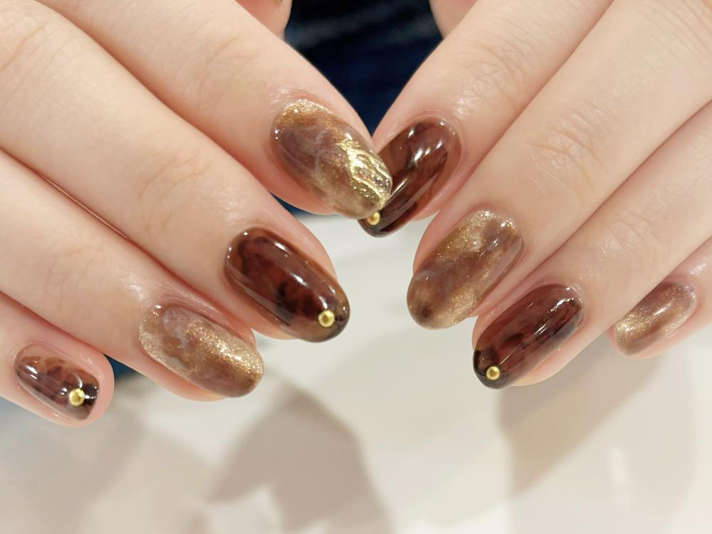 ブラウンゴールドニュアンスシェルネイル ラメ バイカラー 韓国 ちゅるん 秋 ブラウンゴールドニュアンスシェルネイル ラメ バイカラー 韓国 ちゅる