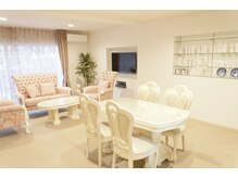 TKC 東京小顔センター五反田店の雰囲気（広々空間でカウンセリング。ドリンクサービスございます。）