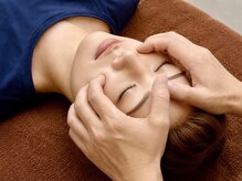整体オガサワラ/《眉間に力が入る疲れ顔に》
