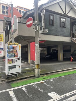 リベル(Liber)/店舗向かいはパーキング