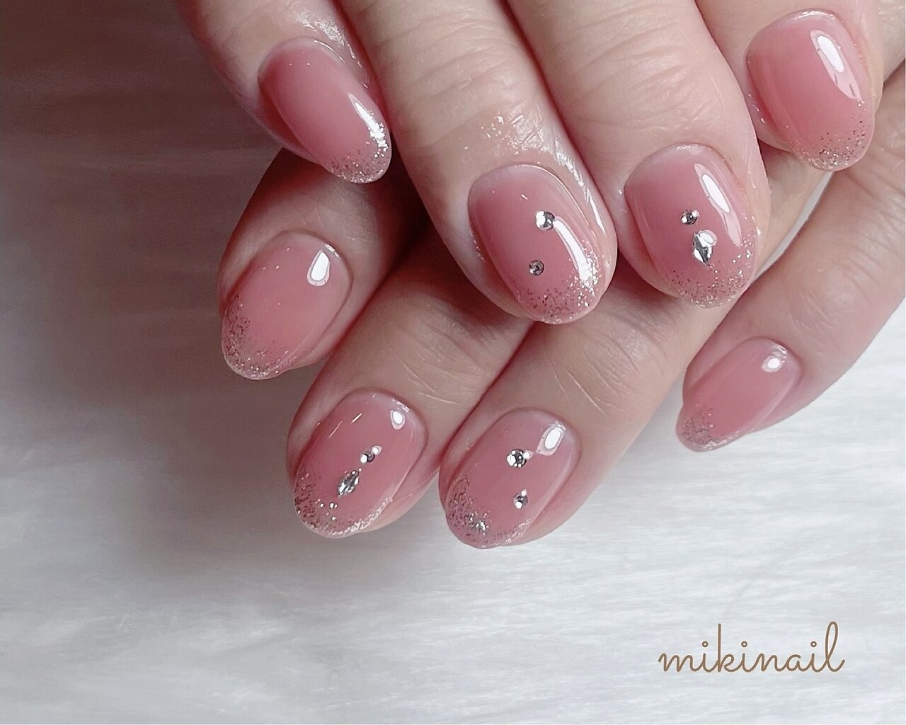 2026年冬トレンド】ラメグラデーション ハンド 秋のネイルデザイン集