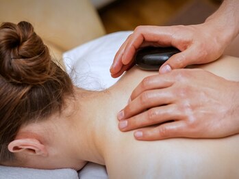 エノアビューティー(ENOA beauty)の写真/冷え改善・代謝UPに最適メニュー!!〈芯から温まるホットストーン×フットバス付〉