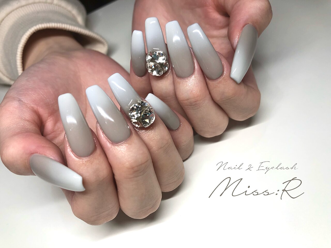 2025年-2026年冬トレンド】シンプル スーパーロングのネイルデザイン集