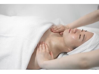 シンメトリー 銀座店/デコルテマッサージで根本ケア