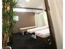 ルミエール 長居ひかり整骨院(LUMIERE)の雰囲気(天井も高く広々とした空間♪心地いい清潔感のある店内です。)