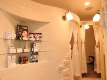 キラビューティー 二子玉川店(KIRA Beauty)の雰囲気（お部屋まで温かいフレンチ風ランプがお迎えします）