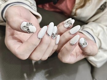 純白ビジューロングネイル華やか