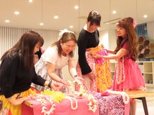 【フラダンス/ダイエット/メンタル向上】ロミフラ。スタジオ。の雰囲気(体験の日からお花の髪飾りや首飾り、スカートも選べてアゲアゲ!)