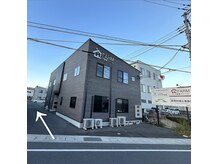 ここを入って奥の白い建物です。駐車場は白い建物の奥です。