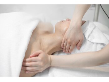 シンメトリー 銀座店/首&肩をリリース