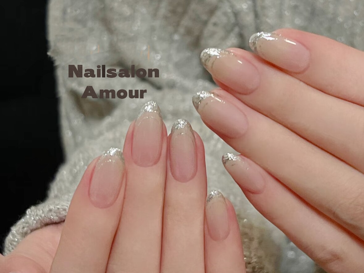 2025年-2026年冬トレンド】キラキラフレンチのネイルデザイン集｜人気